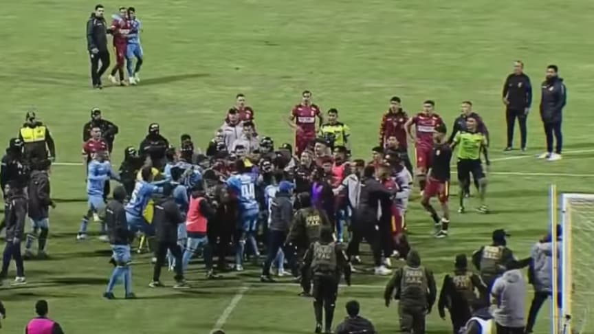 Caos en Oruro: 17 expulsados y gas lacrimógeno tras empate entre Blooming y Real Ocuro