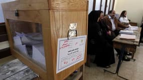 Bureau de vote dans la banlieue du Caire. Les islamistes vont tenter de conforter leur domination dans l'Egypte de l'après-Moubarak lors de la dernière phase des élections législatives à la chambre basse, qui se déroule mardi et mercredi. /Photo prise le
