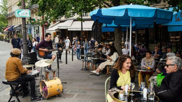 Un groupe joue lors de la Fête de la musique à Paris, le 21 juin 2020