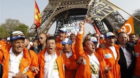 Les syndicalistes d'ArcelorMittal, qui ont marché toute la semaine dernière vers Paris pour populariser leur mouvement (photo), ont repris mercredi leurs actions à Florange (Moselle) pour obtenir le redémarrage des hauts-fourneaux et de la filière "packag