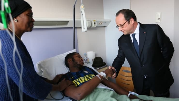 François Hollande au chevet de Théo à Aulnay-sous-Bois, le 7 février 2017.