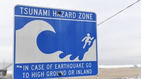 Un panneau met en garde contre le risque de tsunami sur une plage d'El Segundon, en Californie, le 15 janvier 2022.