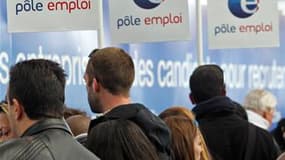 Nicolas Sarkozy a annoncé jeudi un accord de principe pour une aide exceptionnelle aux chômeurs en fin de droits dont il a estimé le nombre à 360.000. /Photo d'archives/REUTERS/Jean-Paul Pélissier