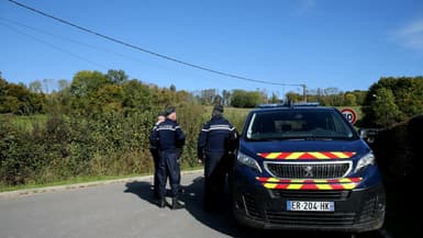 Des gendarmes français contrôlent l'accès au chantier de fouilles lors des recherches du corps d'Estelle Mouzin, le 11 octobre 2022 à Issancourt-et-Rumel, dans les Ardennes