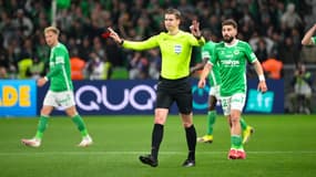 L'arbitre François Letexier lors de Saint-Etienne-Lyon en Ligue 1 le 20 avril 2025