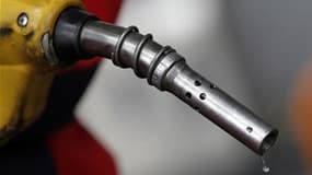 La baisse des cours du pétrole a été répercutée aussi vite que leur hausse sur les prix à la pompe sur les six premiers mois de l'année, selon le ministre français de l'Industrie Eric Besson. Ce dernier a rencontré le PDG de Total, Christophe de Margerie,