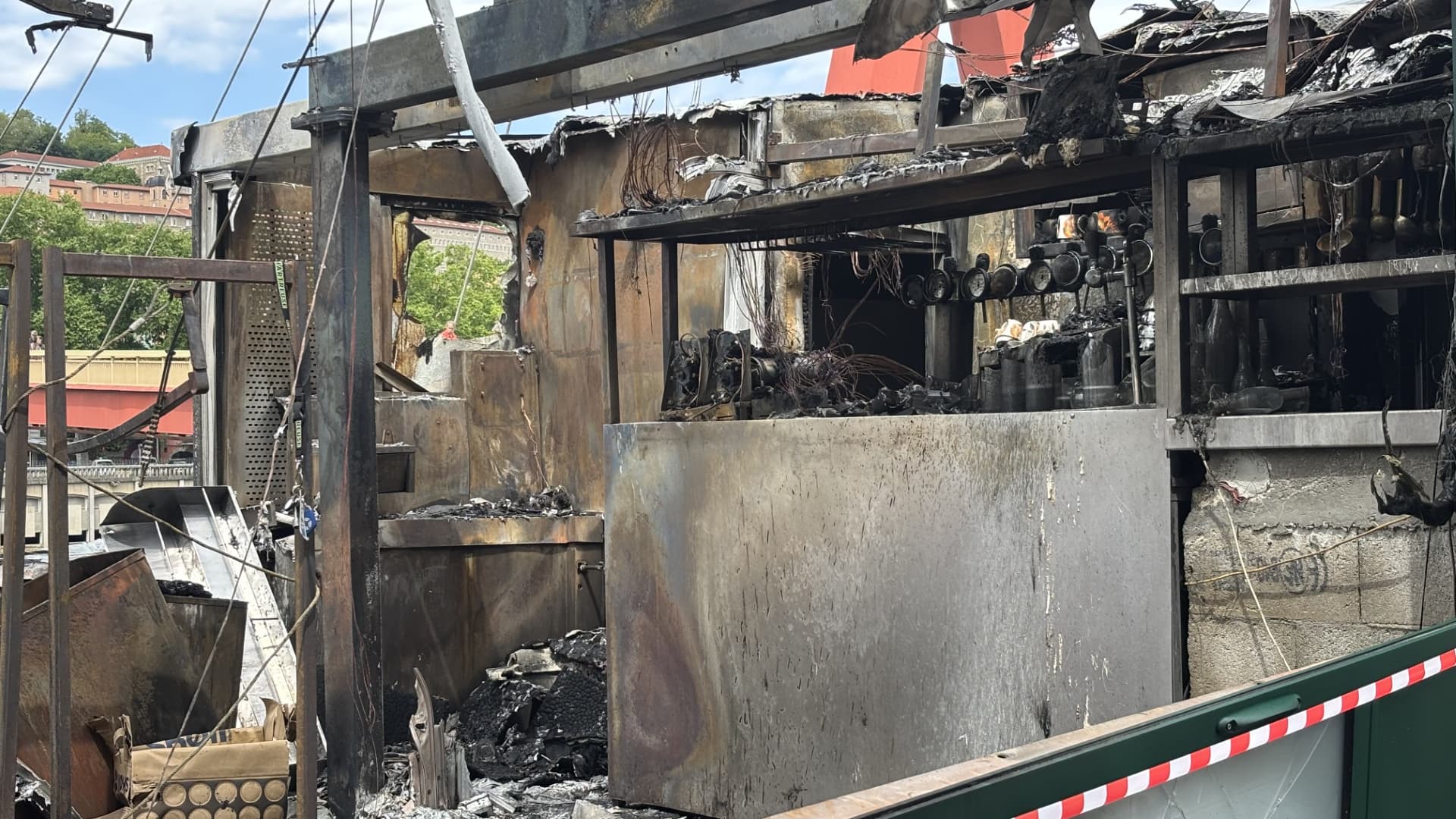 La buvette Saint-Antoine, située sur le quai des Célestins à Lyon a été victime d'un incendie le dimanche 11 mai 2025 La buvette Saint-Antoine, située sur le quai des Célestins à Lyon a été victime d'un incendie le dimanche 11 mai 2025