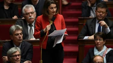 La députée Elsa Faucillon pose une question lors d'une séance de questions au gouvernement à l'Assemblée en novembre 2017