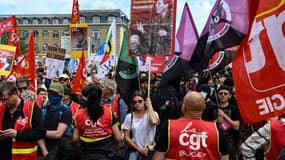 Des portraits de résistants français lors d'une manifestation contre la réforme des retraites avant la visite du président Emmanuel Macron pour les commémorations de la victoire contre l'Allemagne nazie pendant la Seconde guerre mondiale, le 8 mai 2023 à Lyon