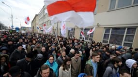 Des opposants au président du Belarus, Alexandre Loukachenko, manifestent, le 15 mars 2017 à Minsk, contre l'imposition d'une taxe contre le "parasitisme social" dans un mouvement d'une rare ampleur
