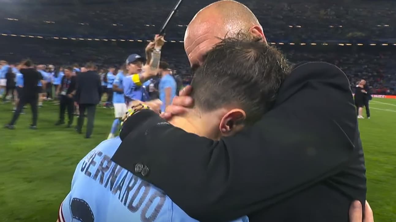 L'étreinte entre Pep Guardiola et Bernardo Silva après le sacre de Manchester City en Ligue des champions, 10 juin 2023 L'étreinte entre Pep Guardiola et Bernardo Silva après le sacre de Manchester City en Ligue des champions, 10 juin 2023