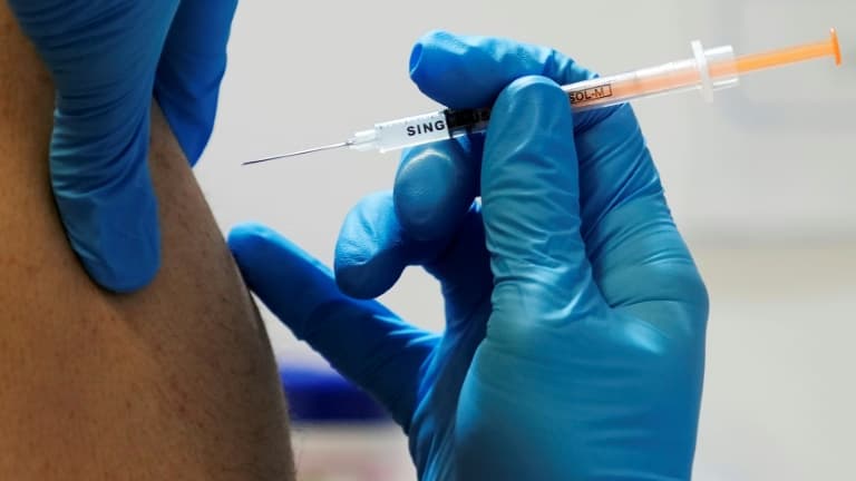 Une personne reçoit une dose de rappel du vaccin Moderna au centre de vaccination géré par l'armée japonaise à Tokyo, le 31 janvier 2022