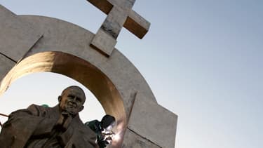 Des ouvriers d'origine russe travaillent à l'installation d'une statue géante du pape Jean-Paul II, le 28 novembre 2006 à Ploërmel
