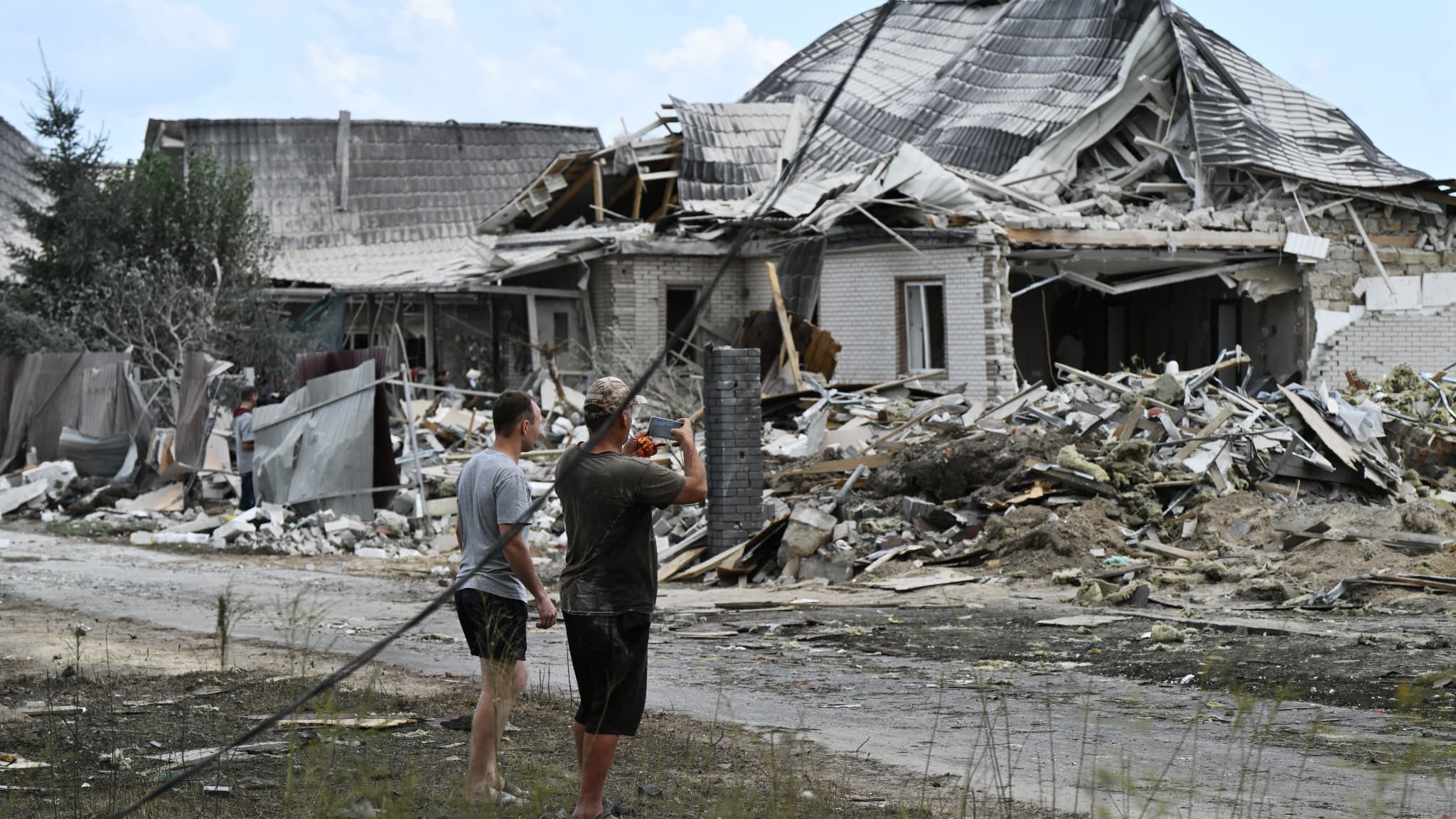 Une maison endommagée par une frappe russe dans un village du district de Brovary, le dimanche 11 août 2024.