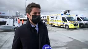 Gabriel Attal à Orly face à la presse. 