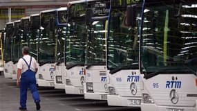 Aucun bus ni tramway ne circule jeudi matin à Marseille en raison de l'agression d'un chauffeur de bus et le mouvement devrait se poursuivre toute la journée. /Photo d'archives/REUTERS