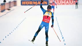 La joie du Français Quentin Fillon-Maillet, vainqueur de la poursuite de Ruhpolding, comptant pour la Coupe du monde de biathlon, le 16 janvier 2022