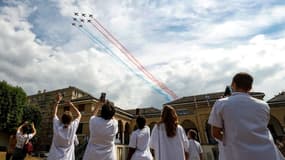 Des soignants de l'hôpital de Bobigny pendant le passage de la Patrouille de France mercredi 15 juin 2020.