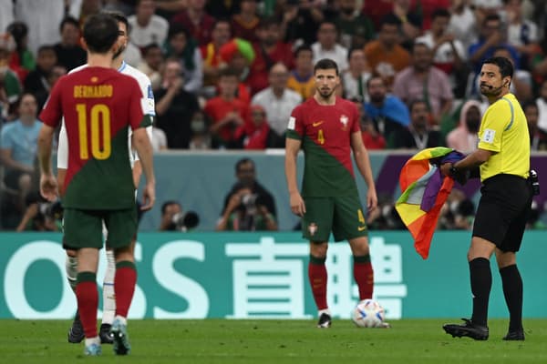 L'arbitre avec un drapeau arc-en-ciel lors de Portugal-Uruguay au Mondial 2022