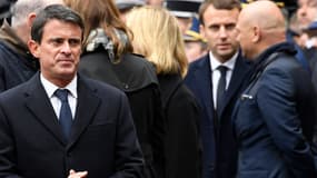Manuel Valls et, au second plan, Emmanuel Macron, lors de l'hommage national au policier tué sur les Champs-Elysées. 