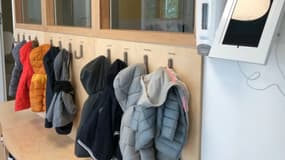 Manteaux suspendus dans le couloir d'une crèche (photo d'illustration). 