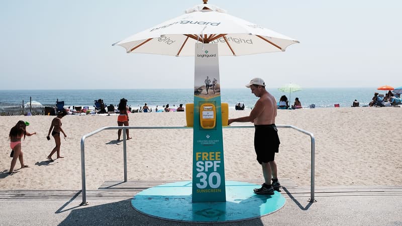 Un distributeur gratuit de crème solaire FPS 30, le 22 août 2018 sur Rockaway Beach à New York.