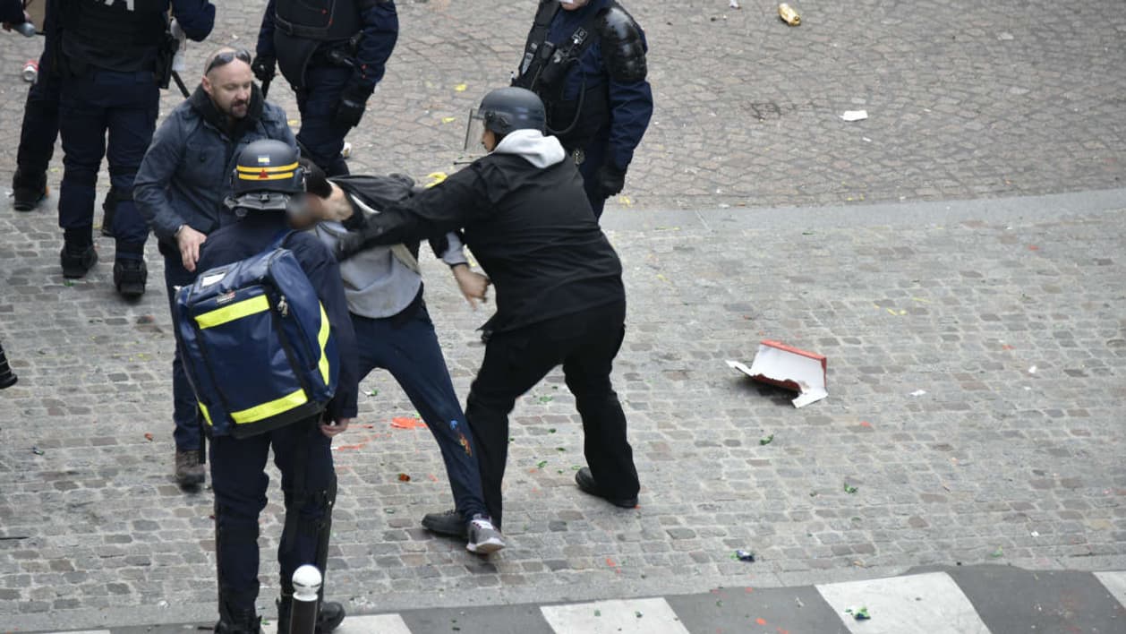Alexandre Benalla et Vincent Crase, maintenant le jeune manifestant place de la Contrescarpe le 1er mai .