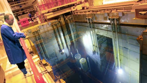 Un employé du complexe de Sellafield observe les barils de déchets nucléaires, le 26 septembre 2002.