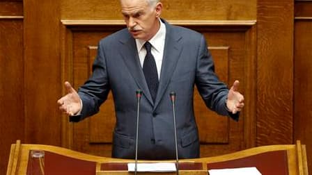 George Papandreou a conclu un accord avec ses ministres par lequel il s'engage à démissionner et à laisser la place à un gouvernement de coalition s'ils l'aident à remporter vendredi un vote de confiance au parlement grec, a-t-on appris jeudi de sources g