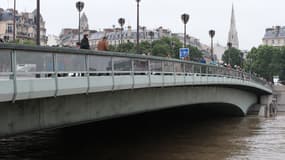 Le niveau de la Seine est sous surveillance à Paris, ici sous le Pont de l'Alma. 