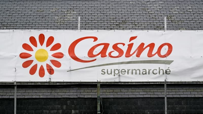 Casino va céder 25 magasins à Carrefour