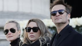 Laeticia Hallyday, Laura Smet et David Hallyday, le 9 décembre 2017 à l'église de la Madeleine à Paris, lors de la cérémonie en hommage à Johnny Hallyday. 