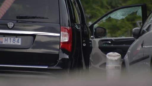 La Lancia Voyager où se trouvaient Hélène Pastor et son chauffeur, mardi soir devant un hôpital de Nice.