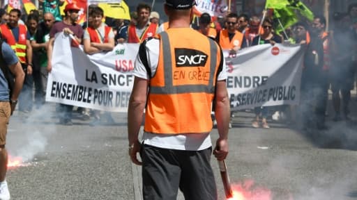 Des manifestants contre la réforme de la SNCF le 19 avril 2018 à Toulouse