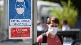 Un écriteau "Port du masque obligatoire" à Lille le 20 juillet 2020.