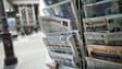 Des journaux exposés dans un kiosque à Paris
