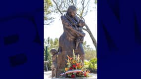 Statue intitulée "Clarisse, nourrice esclave", réalisée par l’artiste haïtien Woodly Caymitte, alias Filipo, lors de son inauguration le 10 mai 2024 dans le cadre de la commémoration de l'abolition de l'esclavage à La Rochelle. 