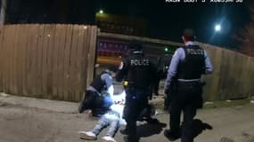 Capture d'images vidéo montrant la victime au sol entourée de policiers, le 15 avril 2021 à Chicago, Illinois