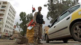 Un soldat yémenite devant un check-point à Saana, la capitale, dimanche dernier