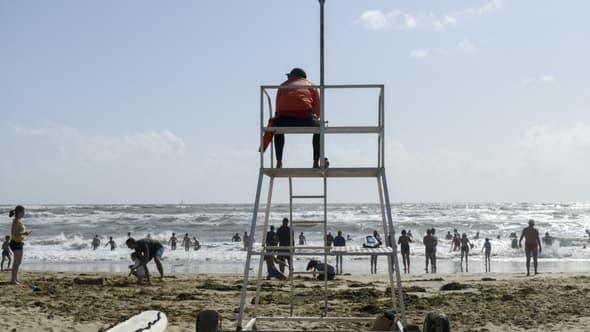 Un sauveteur en mer surveillant une plage de Talmont-Saint-Hilaire (Vendée) le 15 juillet 2023.