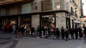 Des Espagnols faisant la queue pour acheter des billets de loterie à Madrid, le vendredi 20 décembre 2024.
