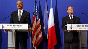Eric Holder (à gauche), l'attorney général (ministre de la Justice) des États-Unis, aux côtés du ministre français de l'Intérieur Claude Guéant, lors d'une conférence de presse à Paris. Le haut représentant américain a indiqué que les Etats-Unis transmett