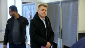 Le député Louis Boyard et le candidat à la mairie de Villeneuve-Saint-Georges font la queue avant de déposer leur bulletin dans un bureau de vote de la ville de Villeneuve-Saint-Georges, en banlieue parisienne, lors du deuxième et dernier tour des élections municipales de la ville, le 2 février 2025.
