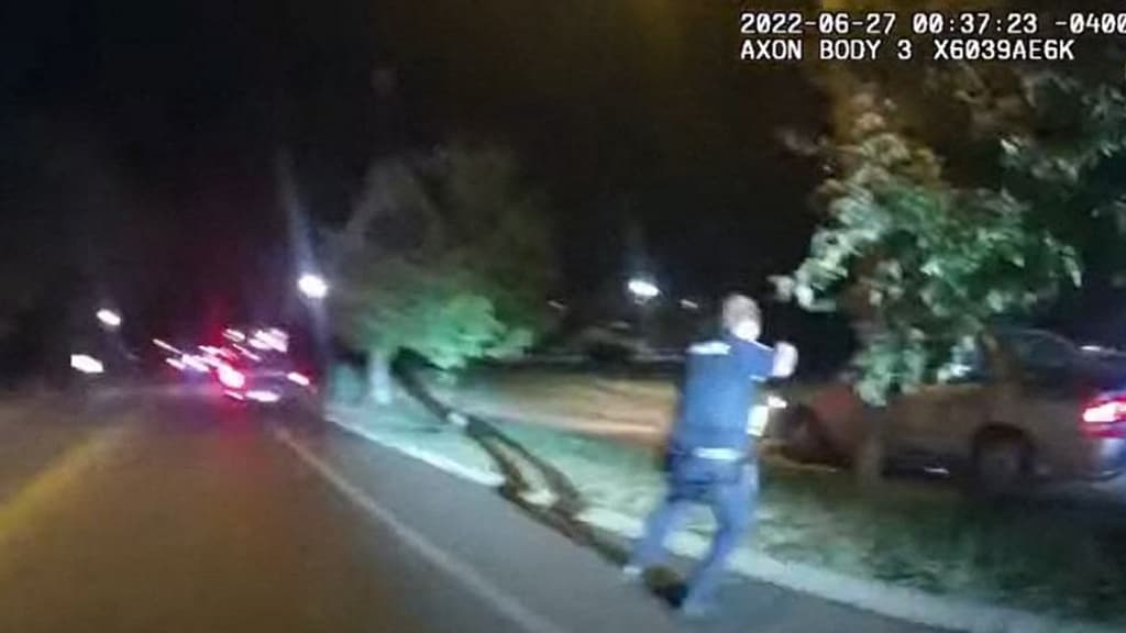 Une image prise par la caméra frontale d'un policier américain d'Akron, montrant l'homicide d'un Afro-américain par des policiers.