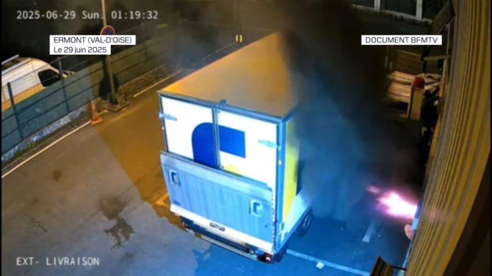 Image de caméra de surveillance montrant un homme, visage dissimulé, mettre le feu à l'entreprise de l'élu municipal Youcef Khinache à Ermont (Val d'Oise), dans la nuit du 29 juin 2025. 