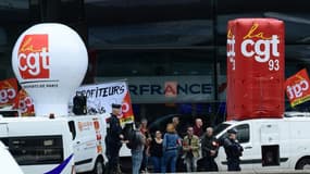 Des employés de l'aéroport Roissy-Charles-de-Gaulle manifestent à l'extérieur d'un terminal lors d'un mouvement de grève, le 1er juillet 2022 au nord de Paris