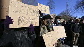 Des étudiants manifestent devant l'Institut d'études politiques ("Sciences Po") pour dénoncer les violences sexistes et l'inaction de l'administration, à Strasbourg, le 12 février 2021. (photo d'illustration)