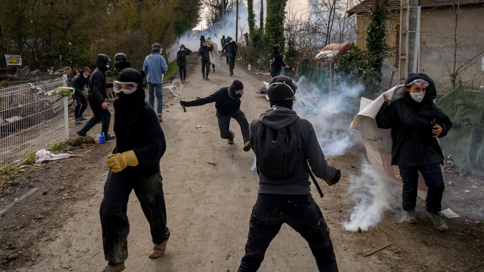 Le activistes ont répliqué aux gaz lacrymgènes en lançant des projectiles, notamment des pierres et des feux d'artifices.