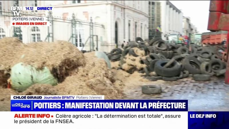 Poitiers: les agriculteurs ont déversé de la paille, du fumier et des pneus devant la préfecture de la Vienne