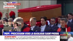 Mort du pape: début de la procession vers la basilique Saint-Pierre
